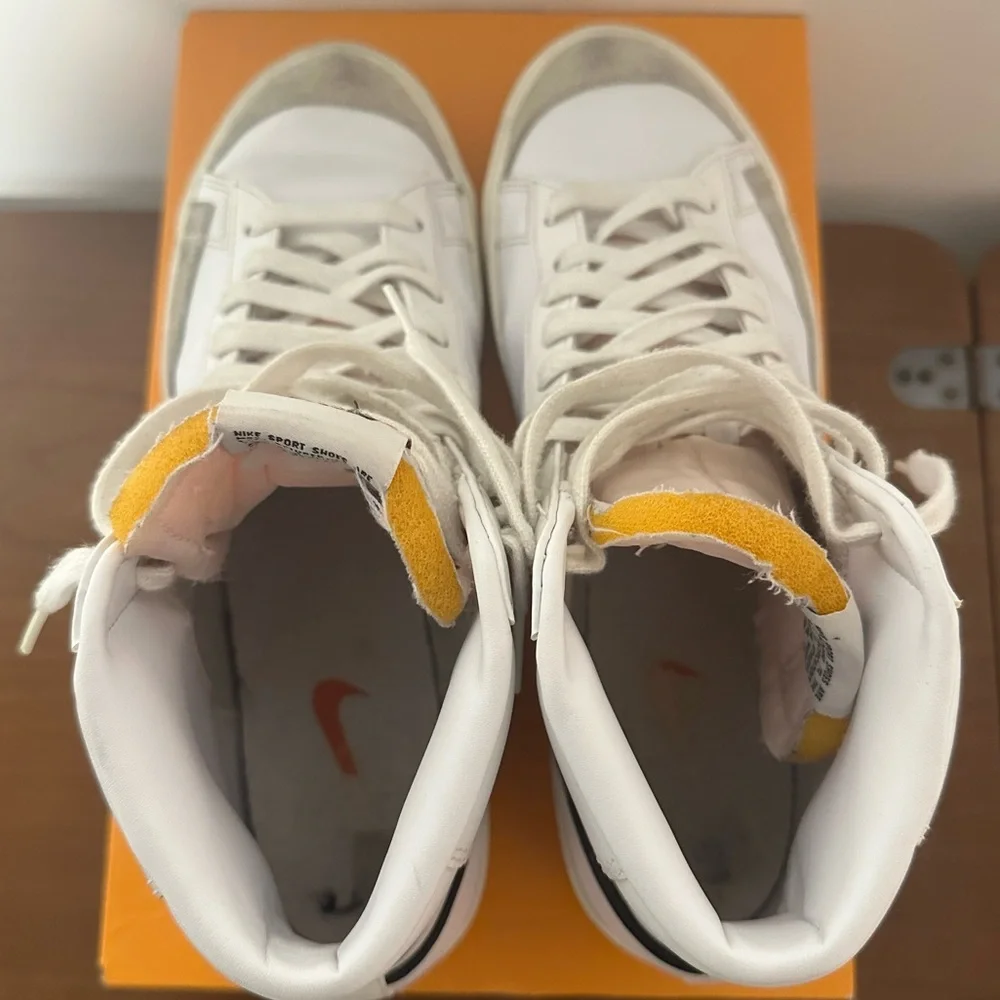 Nike Blazer Mid '77 White and Black Size US Men's 10.5 / Women's 12